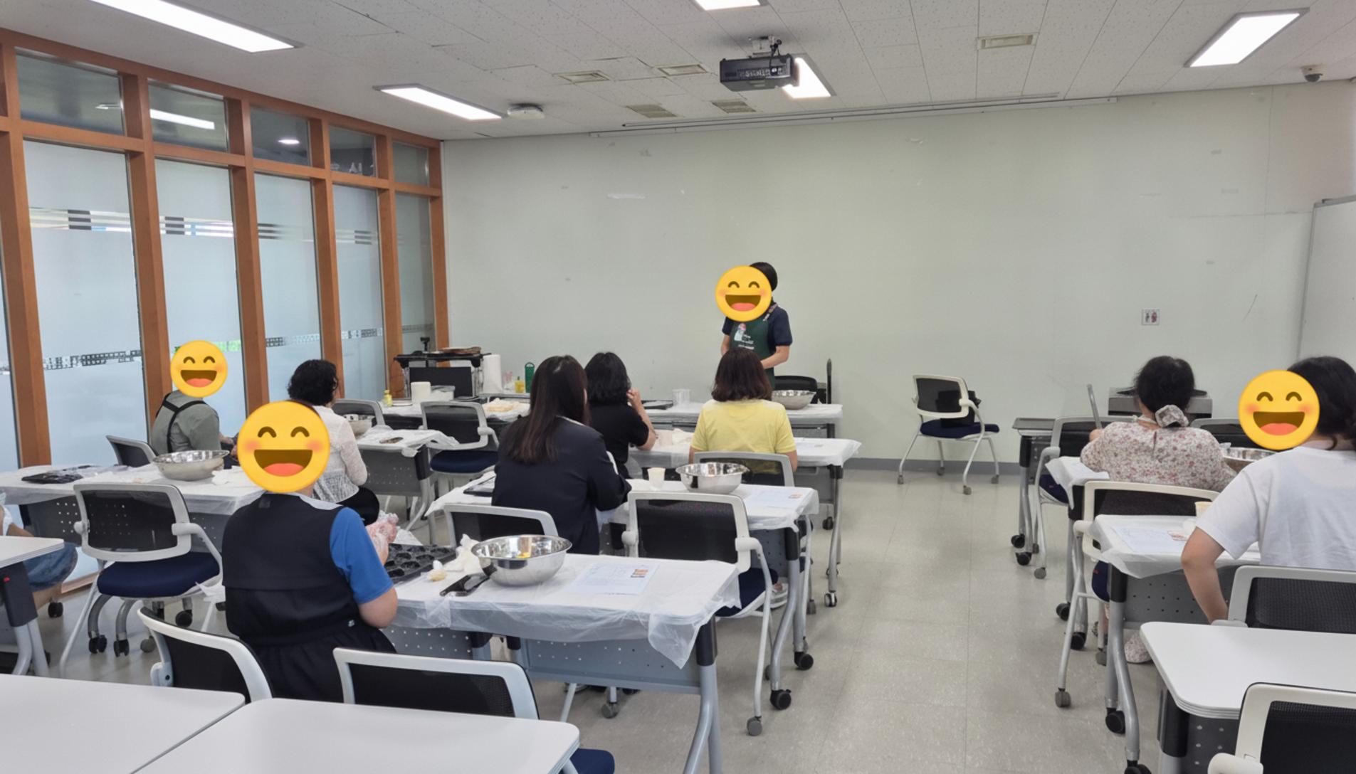 면암도서관에서 진행된 성인 마들렌 베이킹 클래스 전경. 수강생들이 사라샘의 시연에 집중하고 있다.