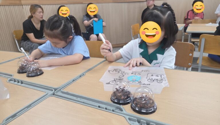 고사리 같은 손으로 두바이 솔방울 재료를 섞으며 요리에 집중하고 있는 아이의 모습