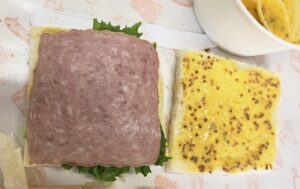 햄, 양상추, 머스터드를 바른 빵 등 신선한 햄치즈 샌드위치 재료들