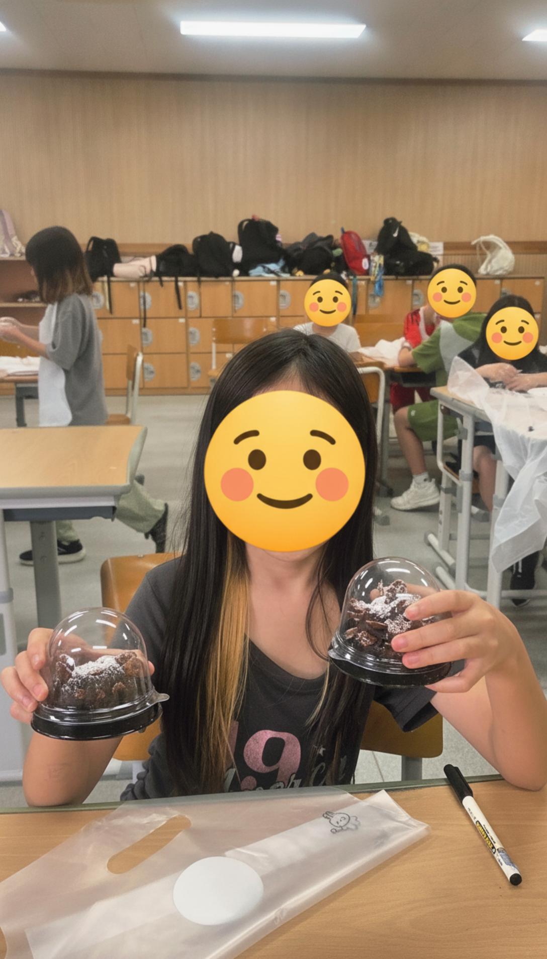 금발 브릿지 머리를 한 여자아이가 완성된 두바이 솔방울을 들고 뿌듯한 미소를 짓고 있는 모습