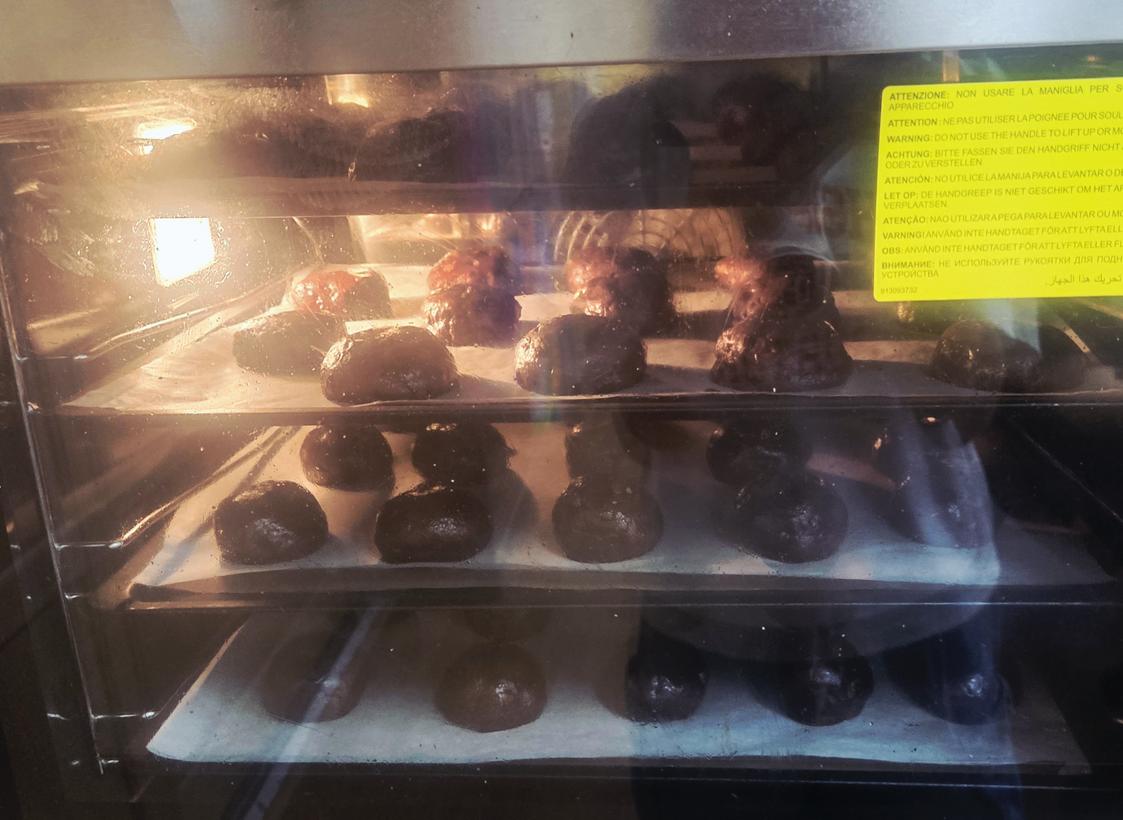오븐 안에서 노릇노릇 맛있게 구워지고 있는 초코칩 쿠키들의 모습