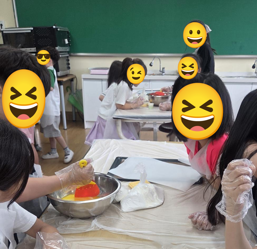 아이들이 요리조리공작소에서 빵데께주 만들기 수업에 참여하고 있는 모습