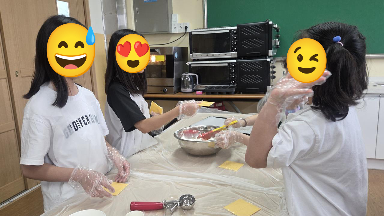 한 아이가 볼에 담긴 빵데께주 반죽을 섞고 있고 다른 아이는 치즈를 들고 있다.