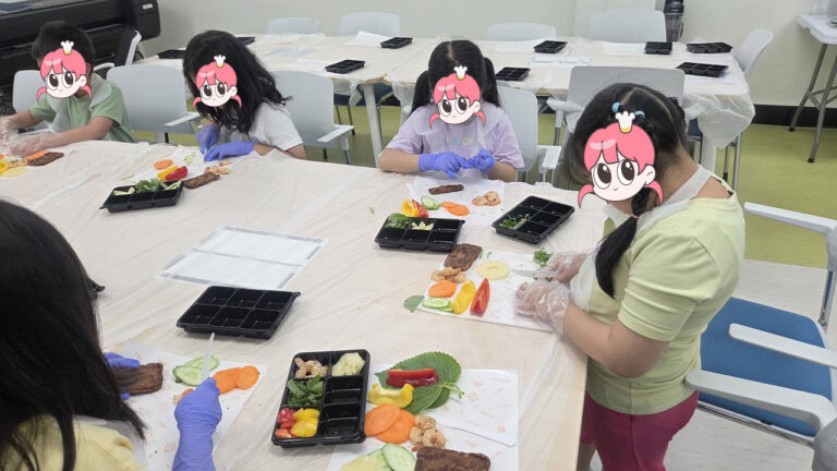 아이들이 고사리손으로 플라스틱 칼을 이용해 월남쌈 재료를 직접 썰고 있는 요리 수업 현장
