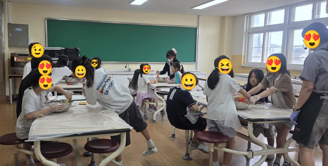 여러 아이들이 각자의 자리에서 빵데께주 반죽을 만들며 수업에 집중하고 있다.
