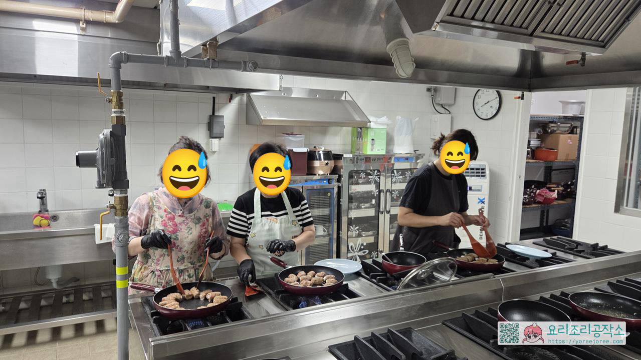 성인 취미요리반 수강생들이 프라이팬에서 떡갈비를 노릇하게 굽고 있는 조리 현장