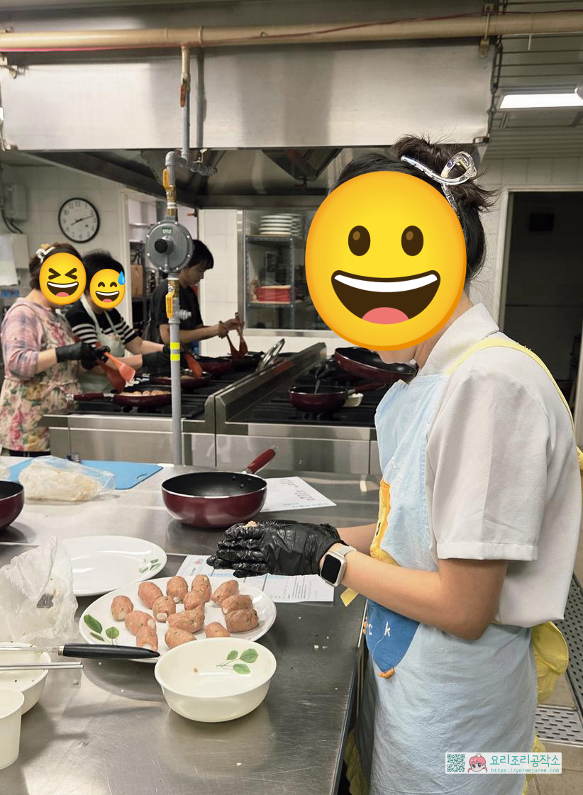 한 수강생은 떡갈비 반죽을 빚고 다른 수강생은 팬에 굽는 협동 요리 수업 모습