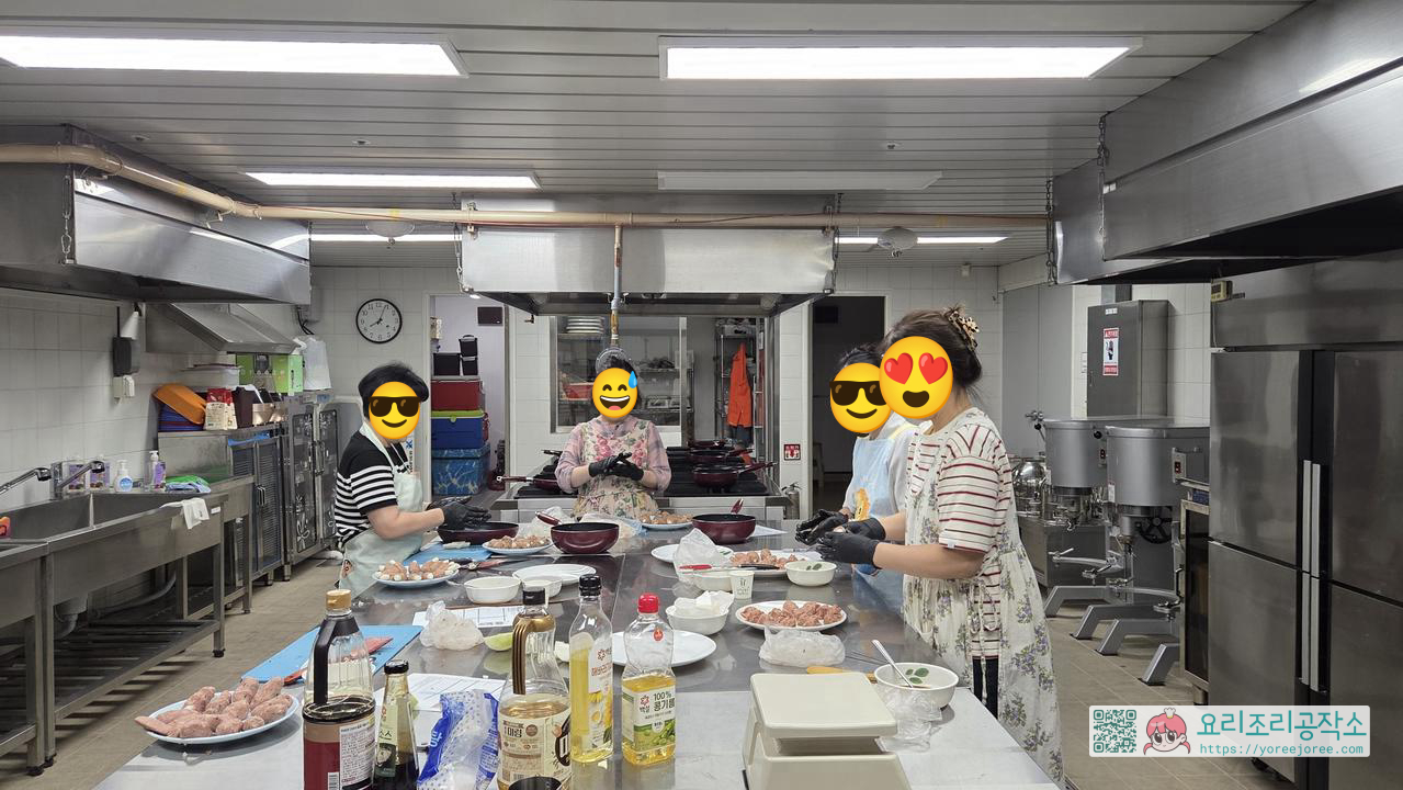 철원종합문화복지센터 성인 취미요리반 수강생들이 다진 고기로 떡갈비 반죽을 빚고 있는 수업 풍경
