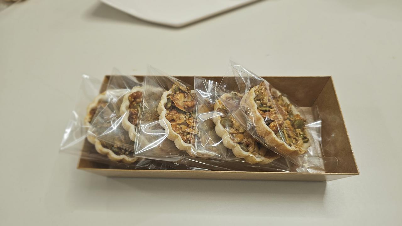 바삭한 타르트 쉘에 견과류를 담아 투명 비닐에 개별 포장한 모나카 견과칩