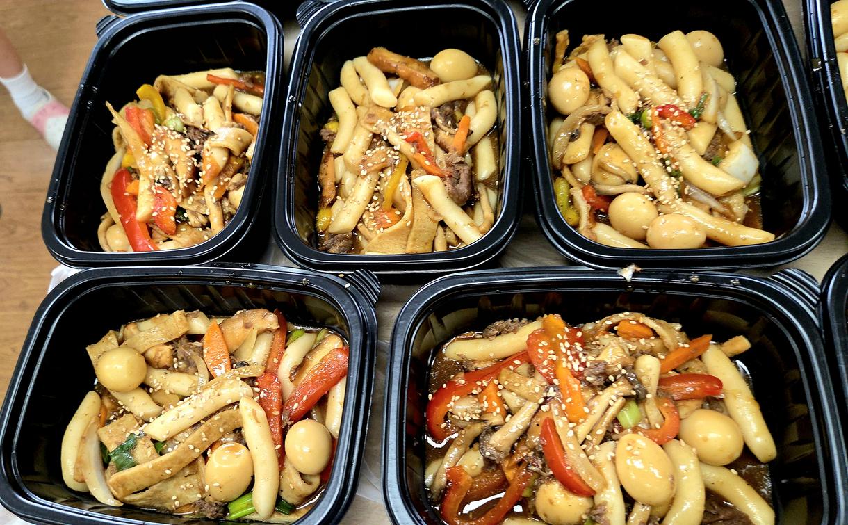 검은색 포장 용기에 통깨를 뿌려 정갈하게 담긴 아이들이 만든 궁중떡볶이