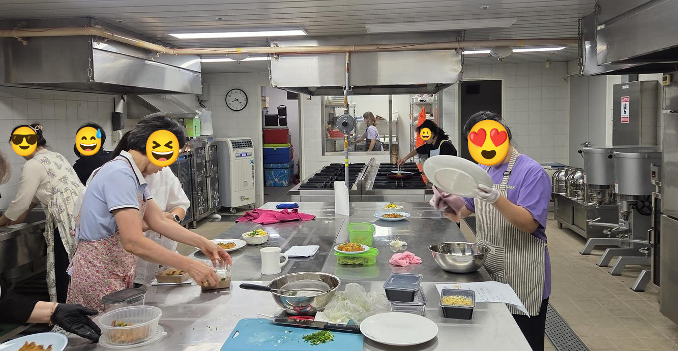 요리조리공작소 수업 현장에서 함께 요리하는 모습