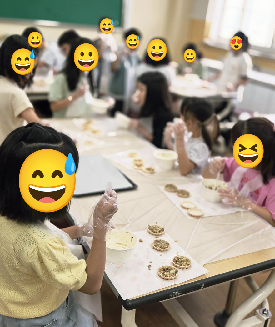 투명 위생 장갑을 낀 아이들이 하얀 볼의 견과류를 모나카 껍질에 채우는 요리 수업 현장