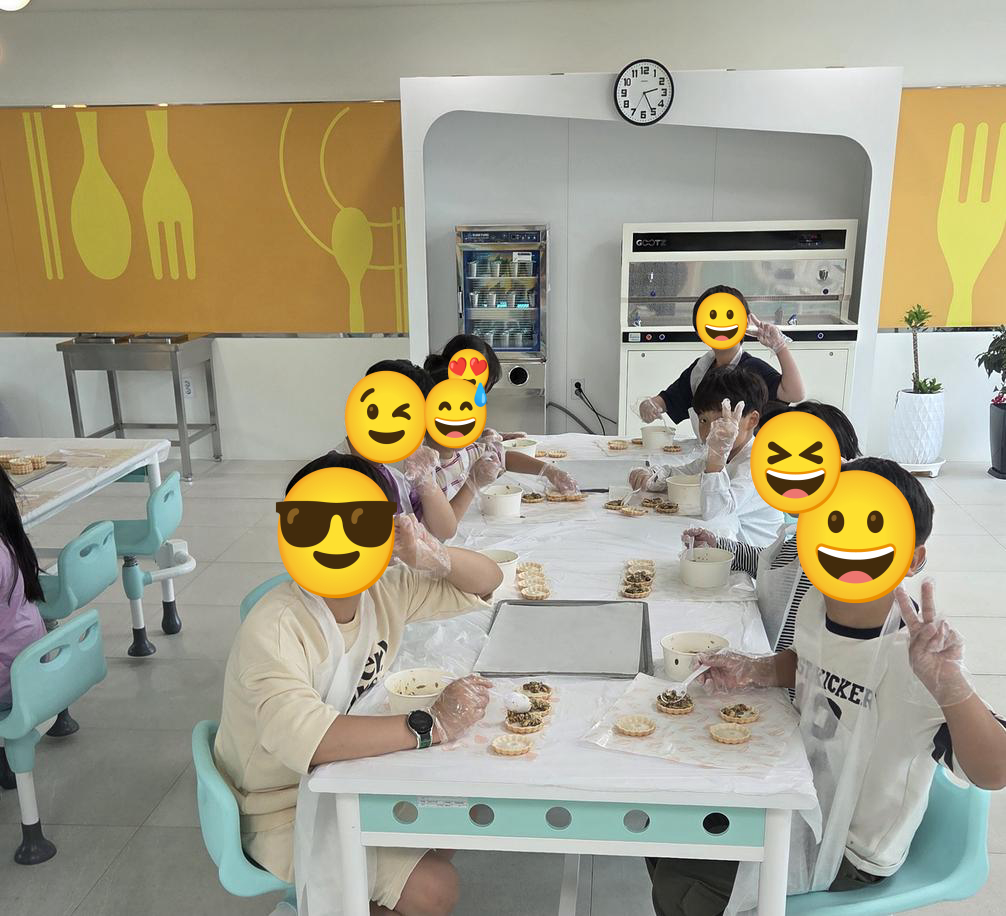 카메라를 향해 브이 포즈를 하며 모나카 견과칩을 완성한 아이들의 즐거운 요리 교실